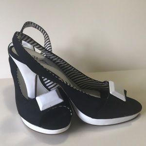 Mia Black and White Platform Sandels